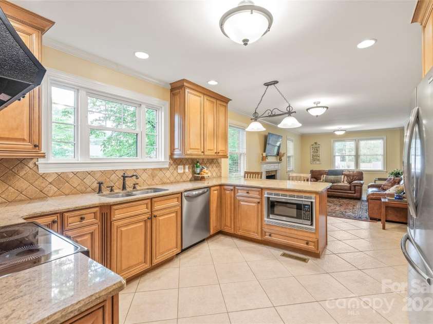 600 Central Avenue, Belmont, NC 28012.  MLS# CAR4235285, YatesRealty ID 27741. Kitchen looking into Great Room