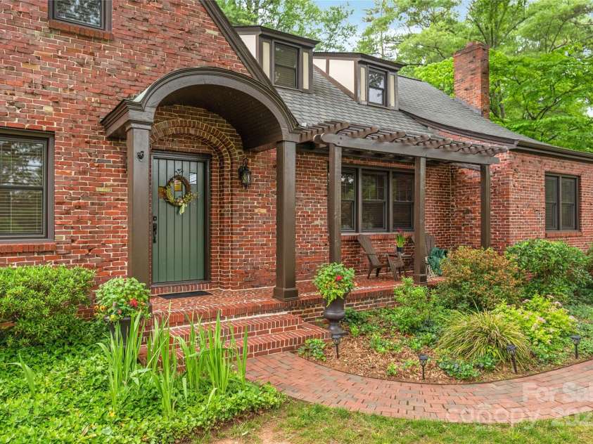 600 Central Avenue, Belmont, NC 28012.  MLS# CAR4235285, YatesRealty ID 27741. Unique Home that has been well-maintained