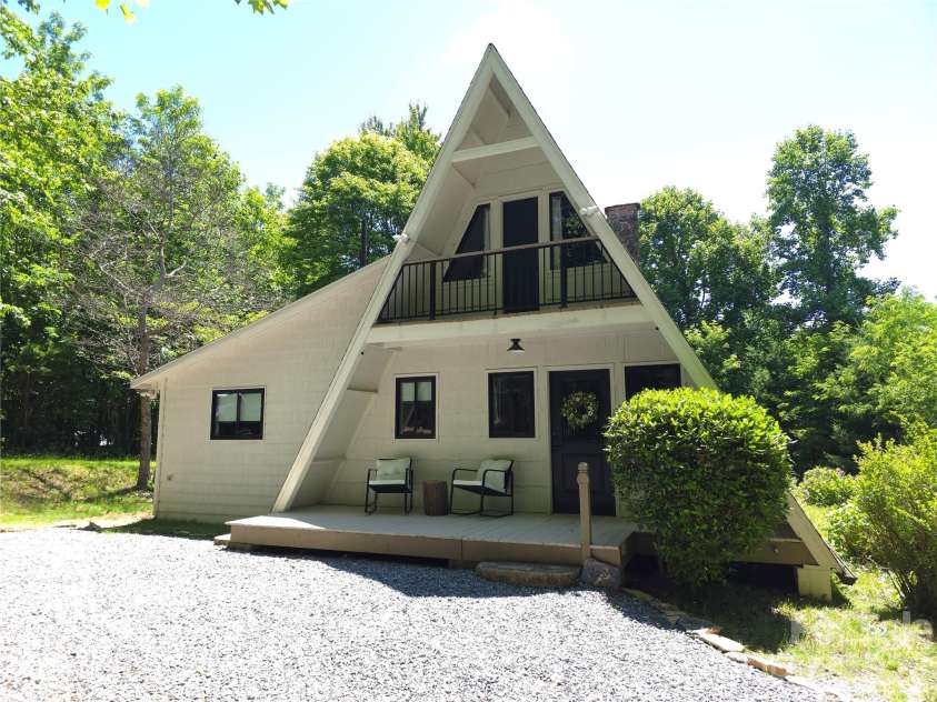 826 Shumont Road, Black Mountain, NC 28711.  MLS# CAR4389740, YatesRealty ID 27742. 