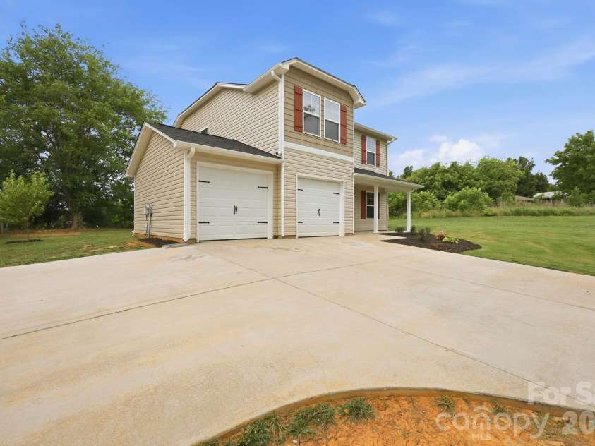 132 Billy Goat Court, Lexington, NC 27292.  MLS# CAR4389805, YatesRealty ID 27744. 