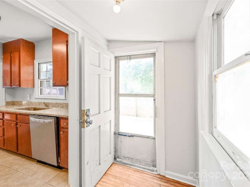 917 Sunnyside Avenue, Charlotte, NC 28204.  MLS# CAR4281555, YatesRealty ID 27744. 