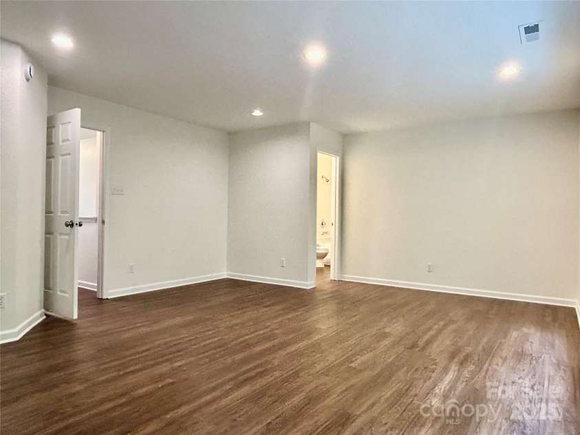 2927 Meadow Knoll Drive, Charlotte, NC 28269.  MLS# CAR4269568, YatesRealty ID 27745. 