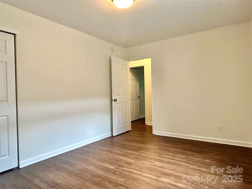 2927 Meadow Knoll Drive, Charlotte, NC 28269.  MLS# CAR4269568, YatesRealty ID 27745. 