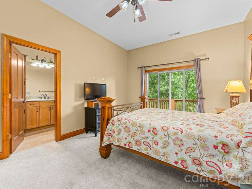 226 Sawgrass Drive, Whittier, NC 28789.  MLS# CAR4389476, YatesRealty ID 27747. 