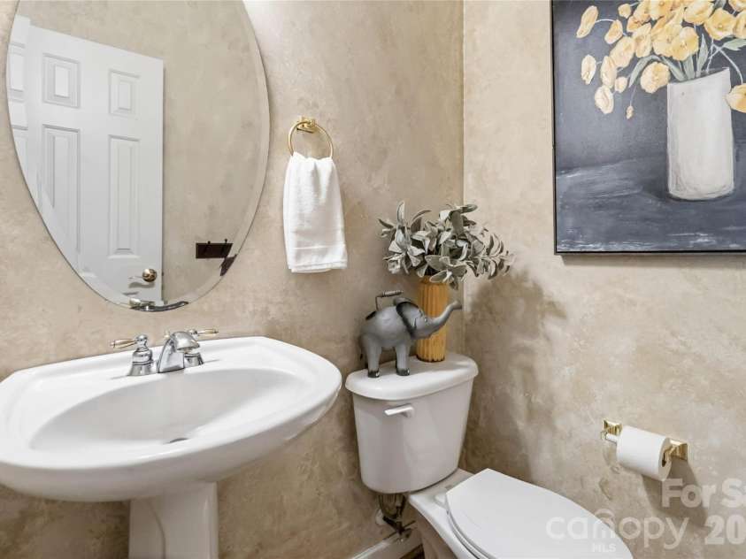 7915 Bytham Castle Drive, Huntersville, NC 28078.  MLS# CAR4380718, YatesRealty ID 27750. Half bath