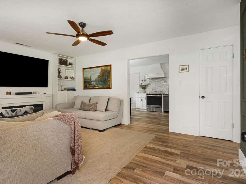 127 Oaken Hill Place, Black Mountain, NC 28711.  MLS# CAR4283300, YatesRealty ID 27751. 