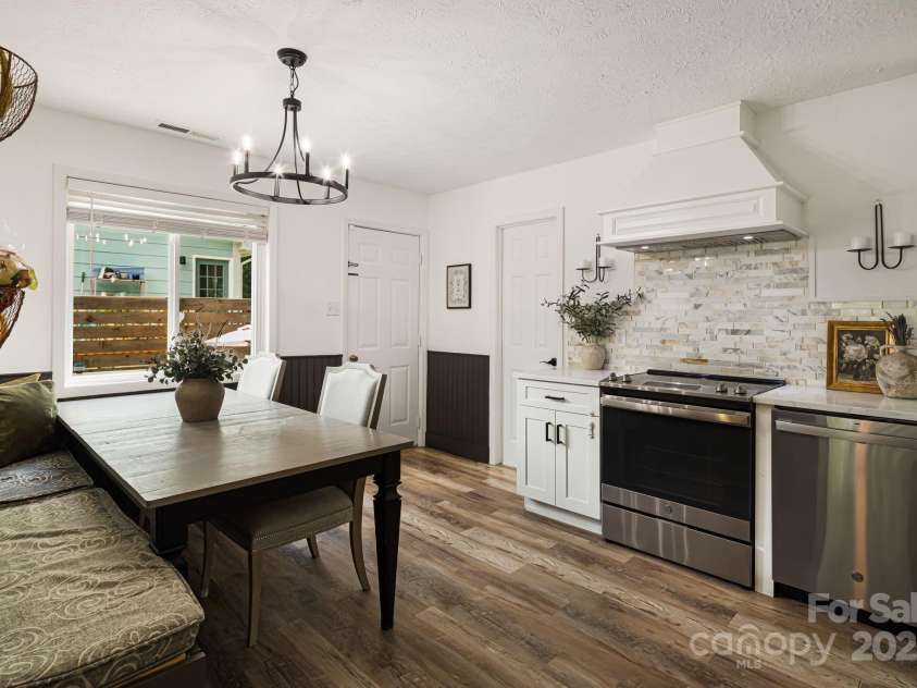 127 Oaken Hill Place, Black Mountain, NC 28711.  MLS# CAR4283300, YatesRealty ID 27751. 