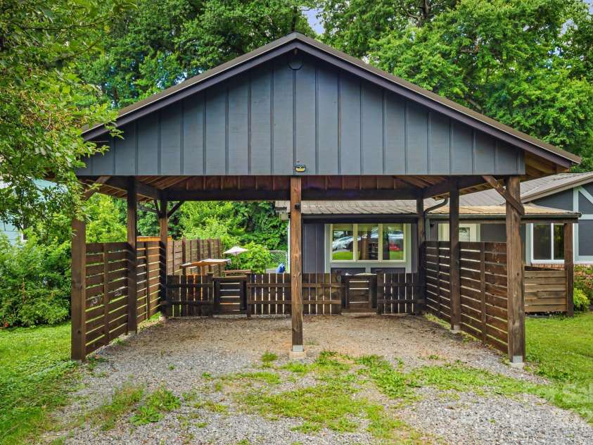 127 Oaken Hill Place, Black Mountain, NC 28711.  MLS# CAR4283300, YatesRealty ID 27751. 