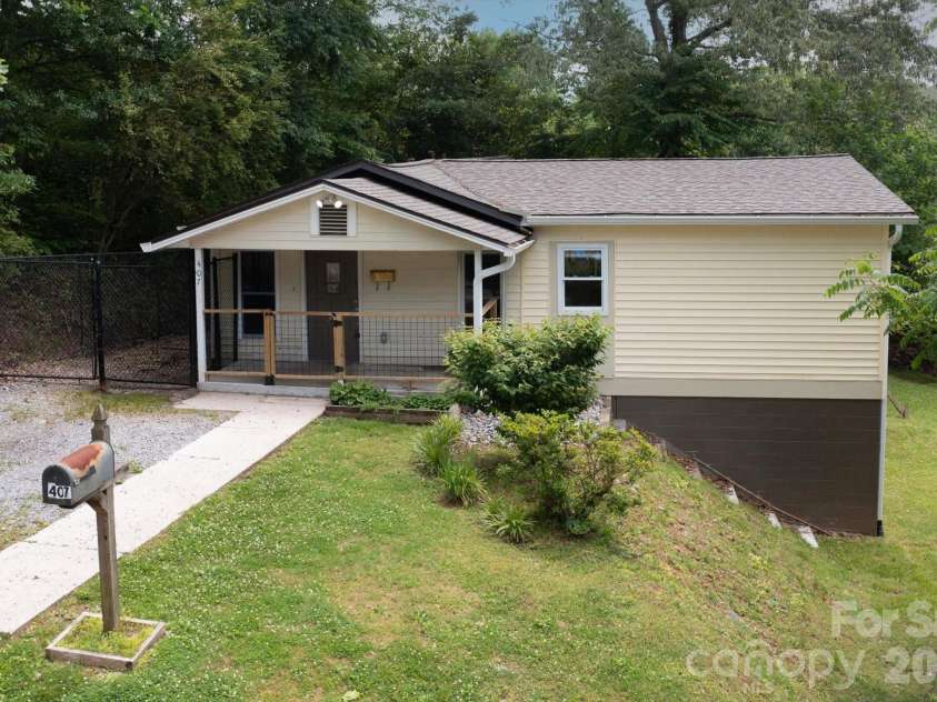 407 Main Street, Brevard, NC 28712.  MLS# CAR4382396, YatesRealty ID 27751. 