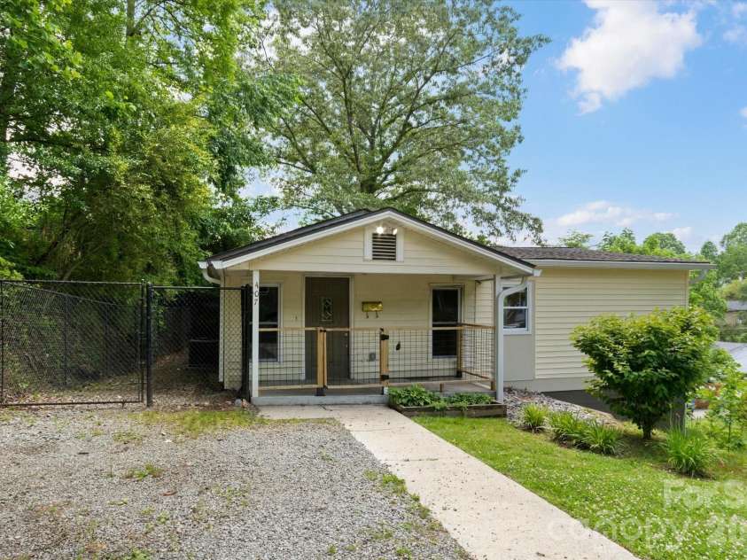 407 Main Street, Brevard, NC 28712.  MLS# CAR4382396, YatesRealty ID 27751. 