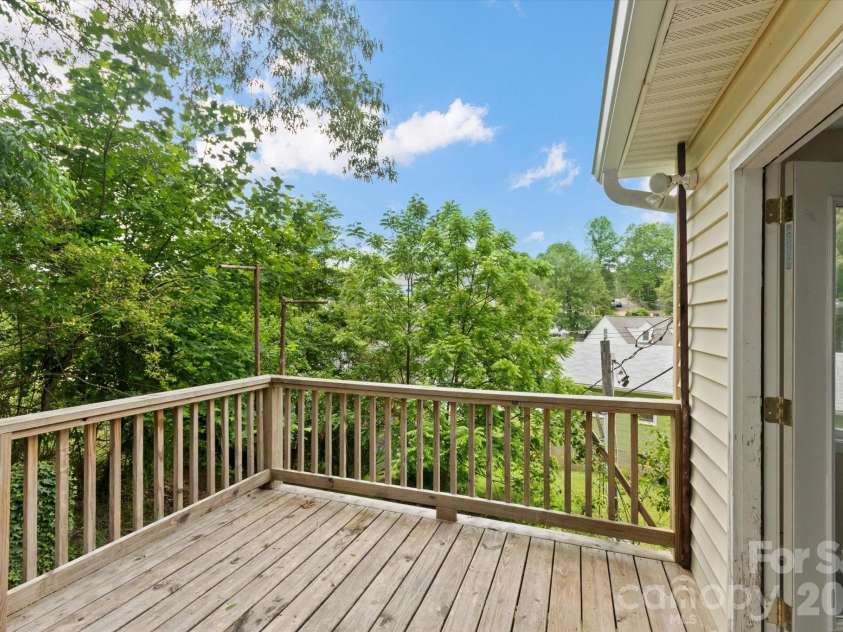 407 Main Street, Brevard, NC 28712.  MLS# CAR4382396, YatesRealty ID 27751. 