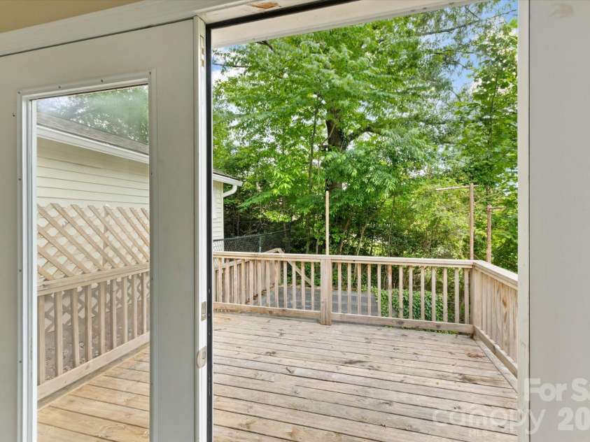 407 Main Street, Brevard, NC 28712.  MLS# CAR4382396, YatesRealty ID 27751. 