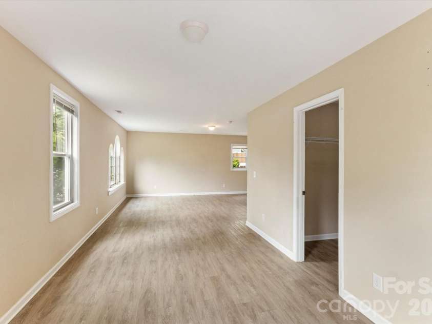 407 Main Street, Brevard, NC 28712.  MLS# CAR4382396, YatesRealty ID 27751. 