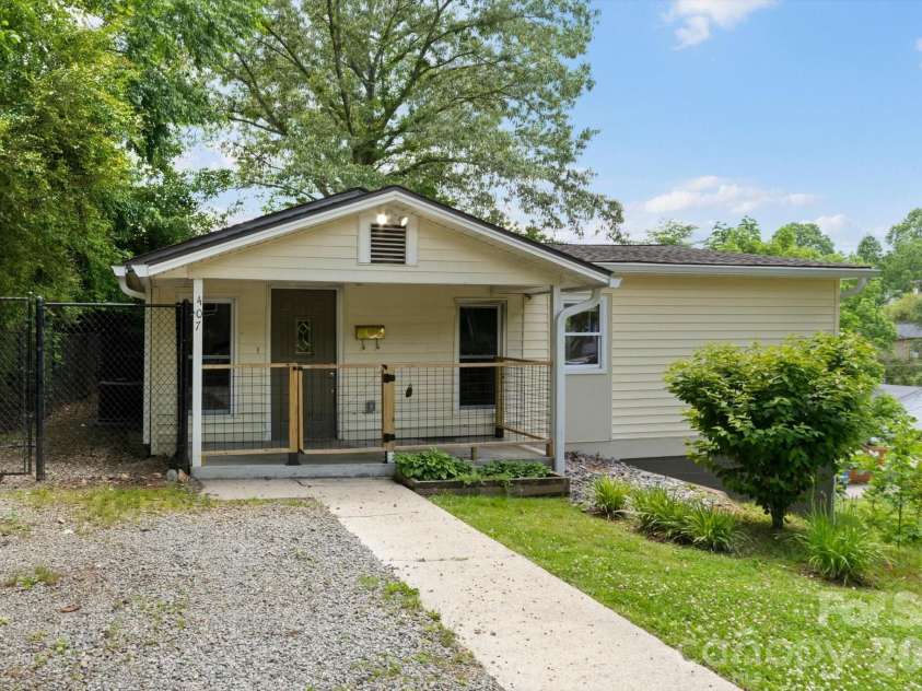 407 Main Street, Brevard, NC 28712.  MLS# CAR4382396, YatesRealty ID 27751. 
