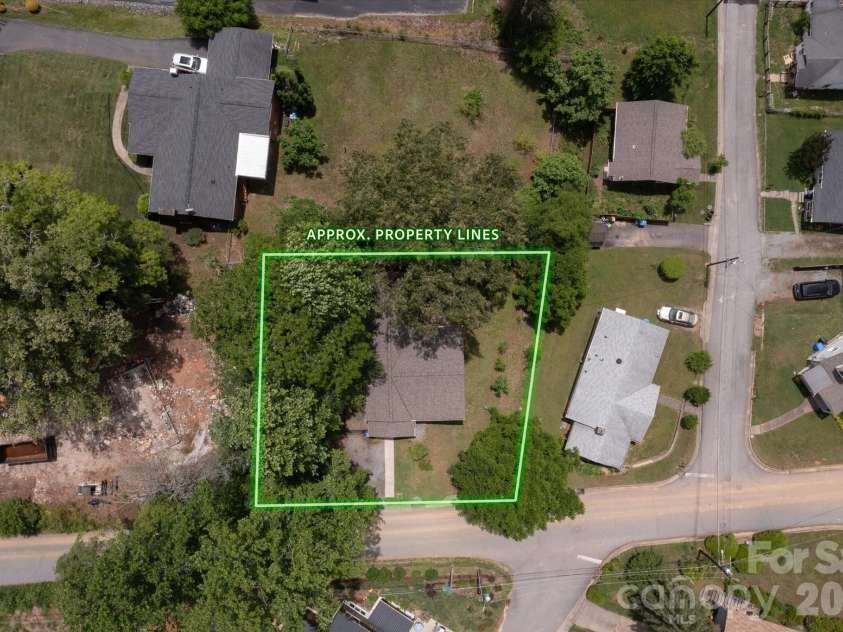 407 Main Street, Brevard, NC 28712.  MLS# CAR4382396, YatesRealty ID 27751. 
