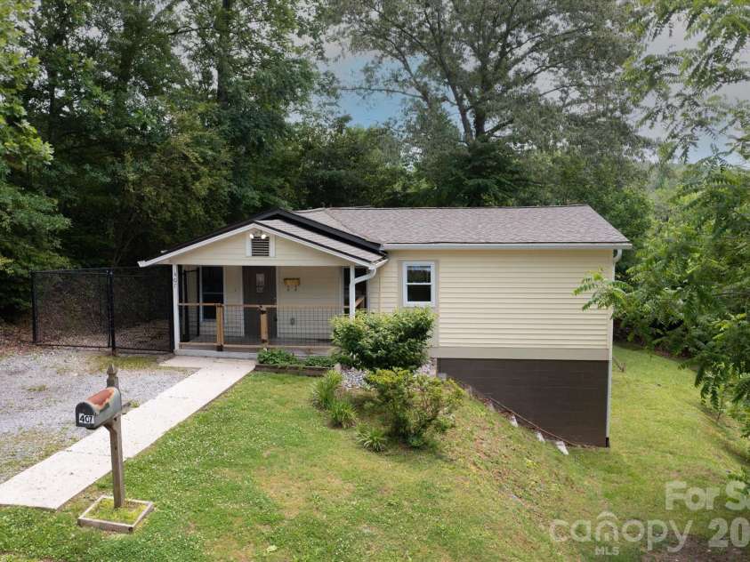 407 Main Street, Brevard, NC 28712.  MLS# CAR4382396, YatesRealty ID 27751. 