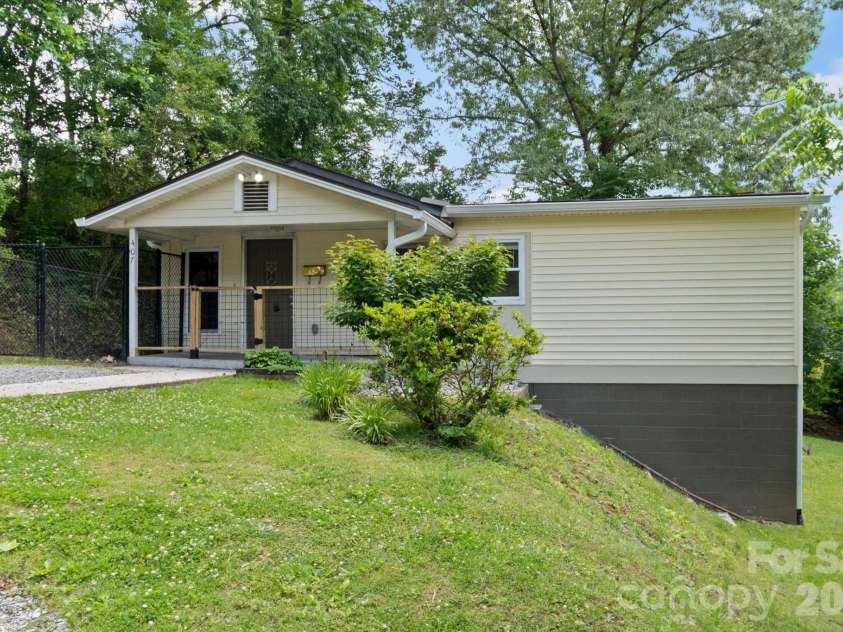 407 Main Street, Brevard, NC 28712.  MLS# CAR4382396, YatesRealty ID 27751. 