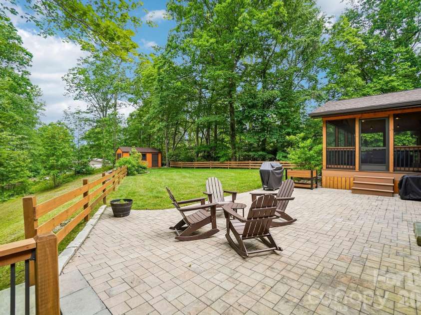 3229 Bearwallow Road, Hendersonville, NC 28792.  MLS# CAR4389185, YatesRealty ID 27752. 