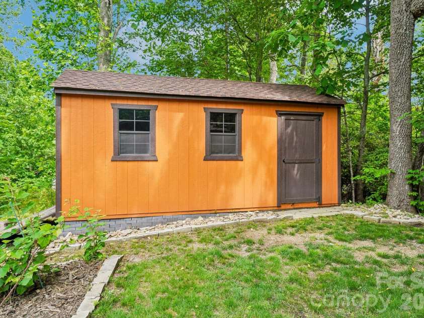 3229 Bearwallow Road, Hendersonville, NC 28792.  MLS# CAR4389185, YatesRealty ID 27752. 