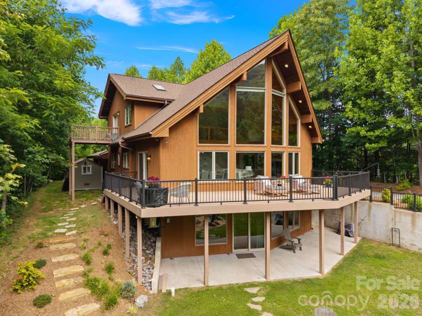 49 Western Eagle Drive, Hendersonville, NC 28792.  MLS# CAR4389447, YatesRealty ID 27755. 
