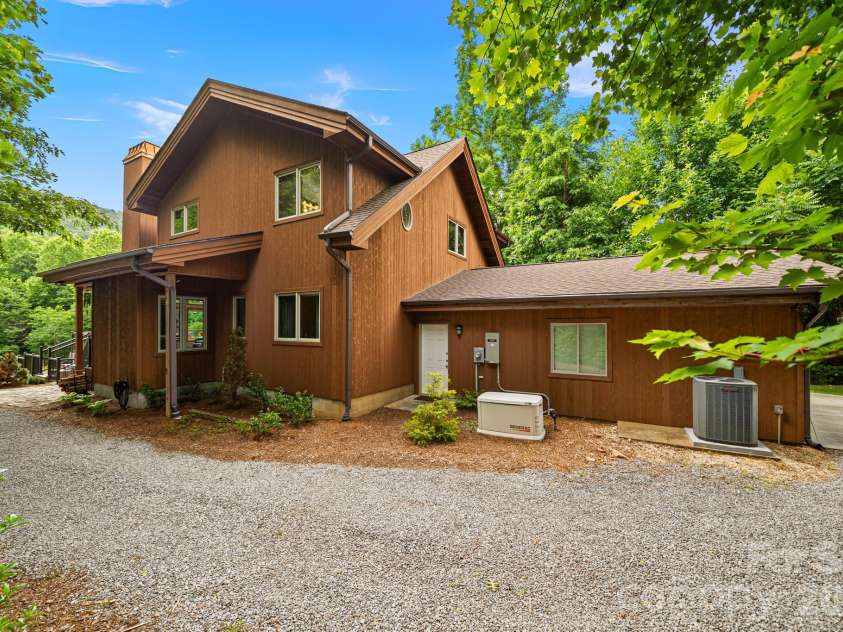 49 Western Eagle Drive, Hendersonville, NC 28792.  MLS# CAR4389447, YatesRealty ID 27755. 