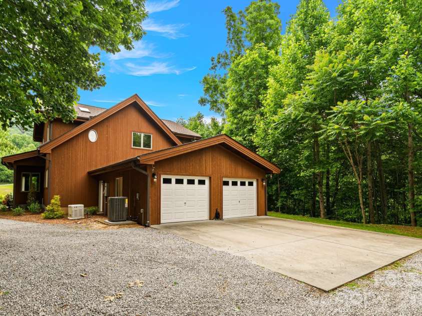49 Western Eagle Drive, Hendersonville, NC 28792.  MLS# CAR4389447, YatesRealty ID 27755. 