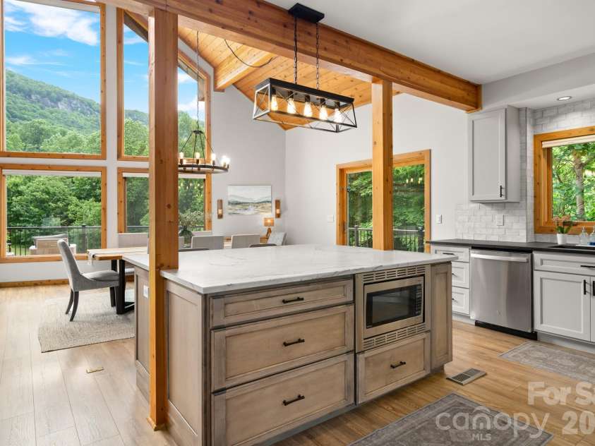 49 Western Eagle Drive, Hendersonville, NC 28792.  MLS# CAR4389447, YatesRealty ID 27755. 