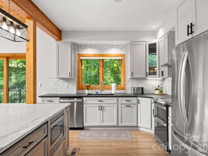 49 Western Eagle Drive, Hendersonville, NC 28792.  MLS# CAR4389447, YatesRealty ID 27755. 