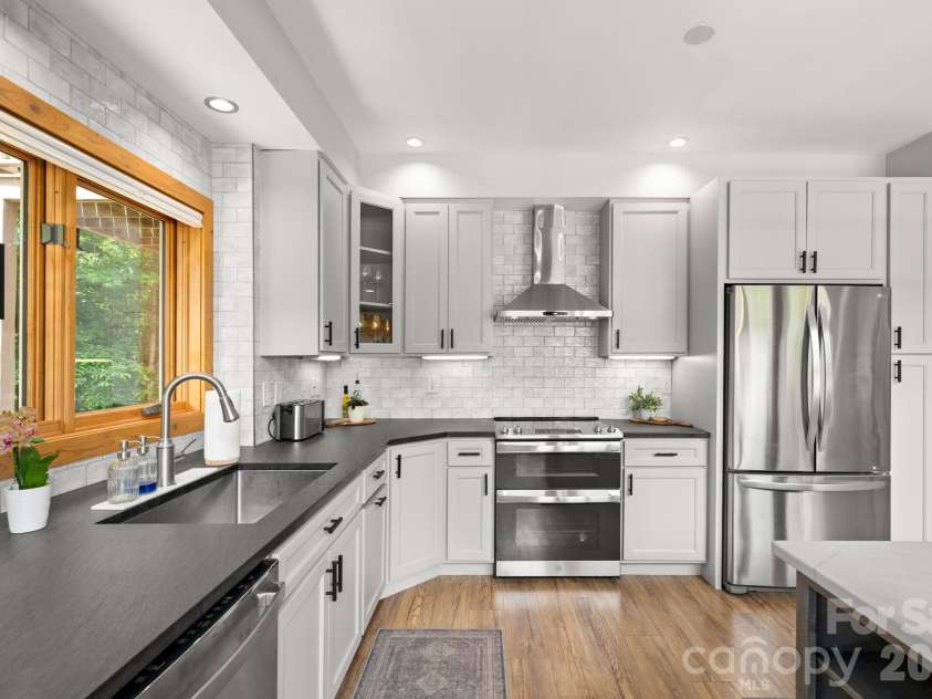 49 Western Eagle Drive, Hendersonville, NC 28792.  MLS# CAR4389447, YatesRealty ID 27755. 