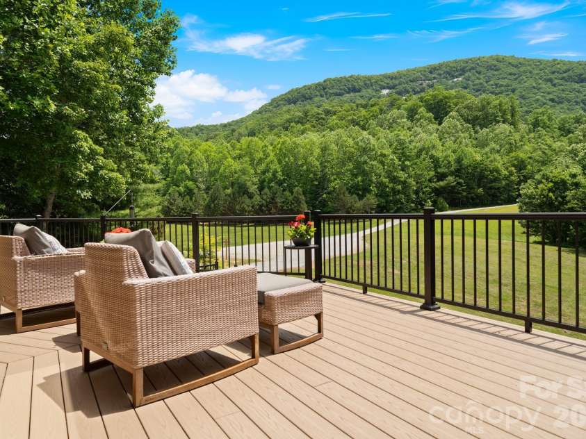 49 Western Eagle Drive, Hendersonville, NC 28792.  MLS# CAR4389447, YatesRealty ID 27755. 