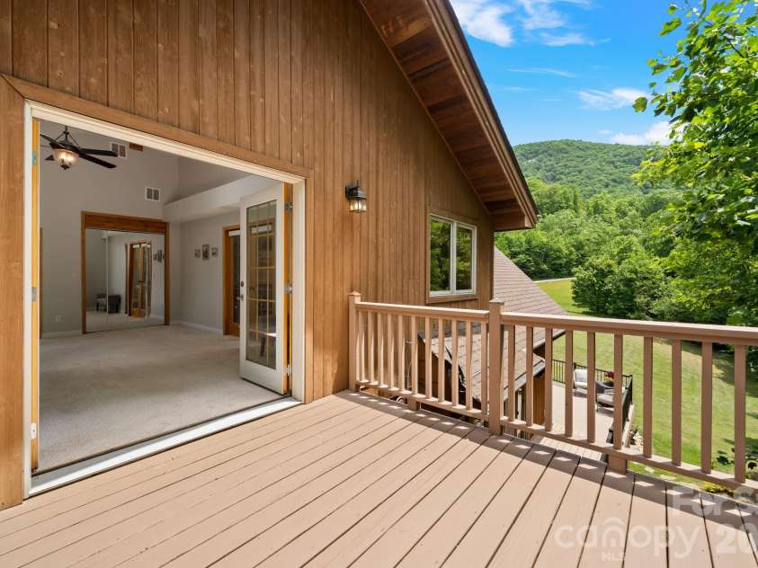 49 Western Eagle Drive, Hendersonville, NC 28792.  MLS# CAR4389447, YatesRealty ID 27755. 