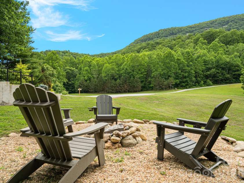 49 Western Eagle Drive, Hendersonville, NC 28792.  MLS# CAR4389447, YatesRealty ID 27755. 