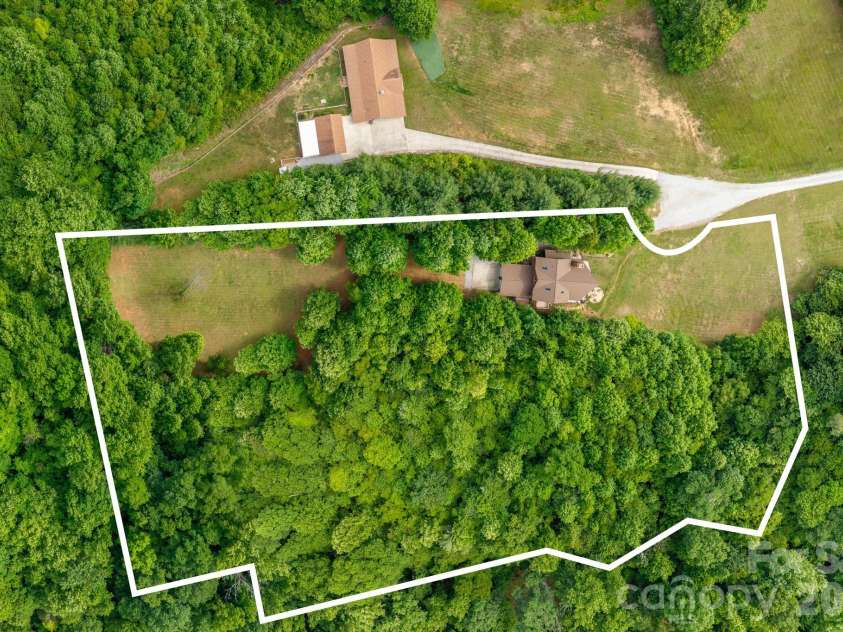49 Western Eagle Drive, Hendersonville, NC 28792.  MLS# CAR4389447, YatesRealty ID 27755. 