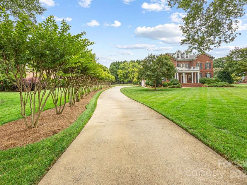 3706 Song Sparrow Drive, Matthews, NC 28104.  MLS# CAR4270689, YatesRealty ID 27761. 