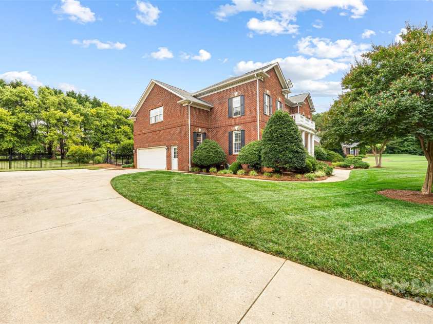 3706 Song Sparrow Drive, Matthews, NC 28104.  MLS# CAR4270689, YatesRealty ID 27761. 