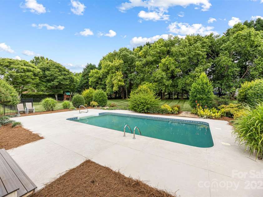 3706 Song Sparrow Drive, Matthews, NC 28104.  MLS# CAR4270689, YatesRealty ID 27761. 