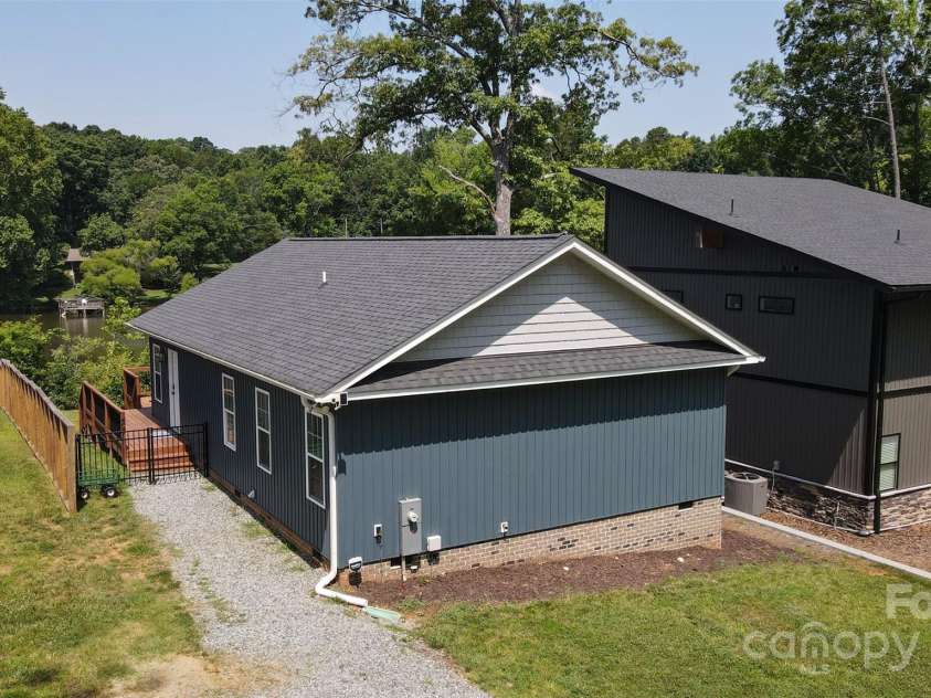 407 Capistrano Shores Boulevard, Lexington, NC 27292.  MLS# CAR4274902, YatesRealty ID 27764. 