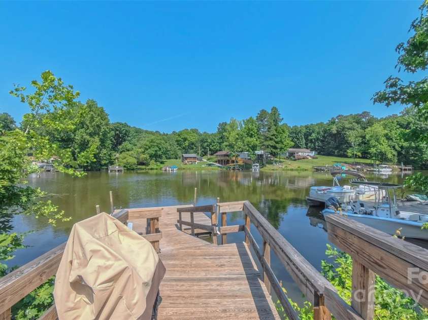 407 Capistrano Shores Boulevard, Lexington, NC 27292.  MLS# CAR4274902, YatesRealty ID 27764. 
