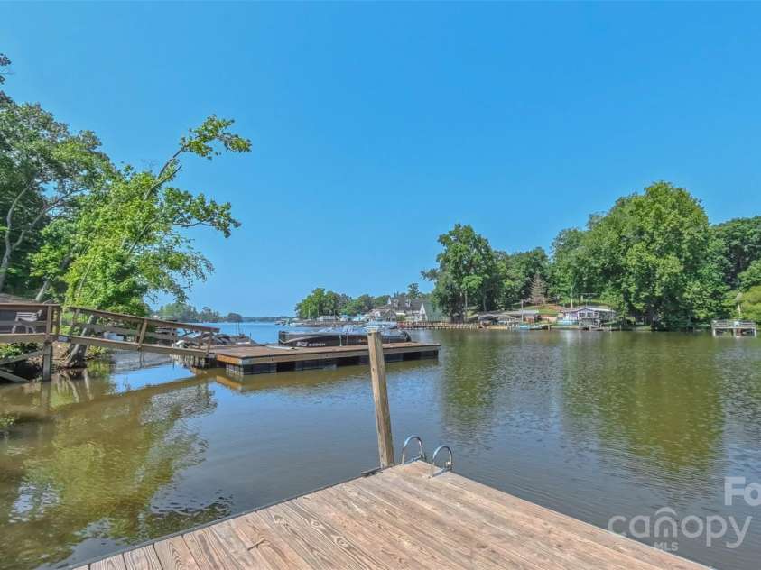 407 Capistrano Shores Boulevard, Lexington, NC 27292.  MLS# CAR4274902, YatesRealty ID 27764. 