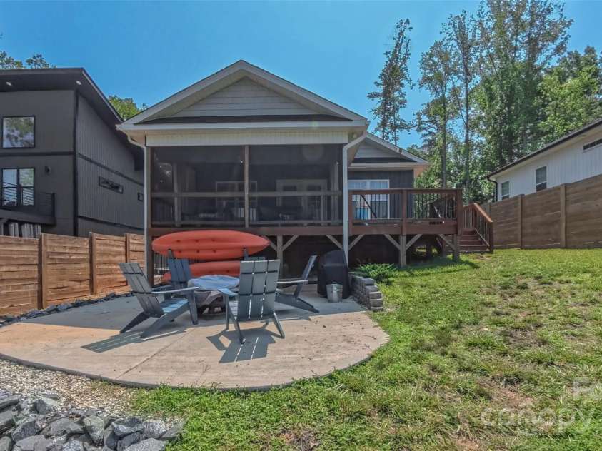 407 Capistrano Shores Boulevard, Lexington, NC 27292.  MLS# CAR4274902, YatesRealty ID 27764. 