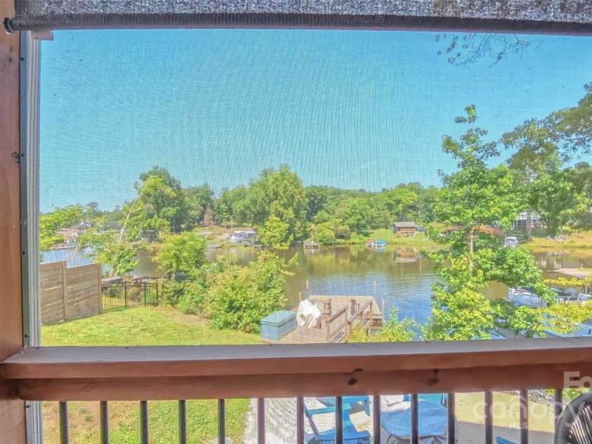 407 Capistrano Shores Boulevard, Lexington, NC 27292.  MLS# CAR4274902, YatesRealty ID 27764. 