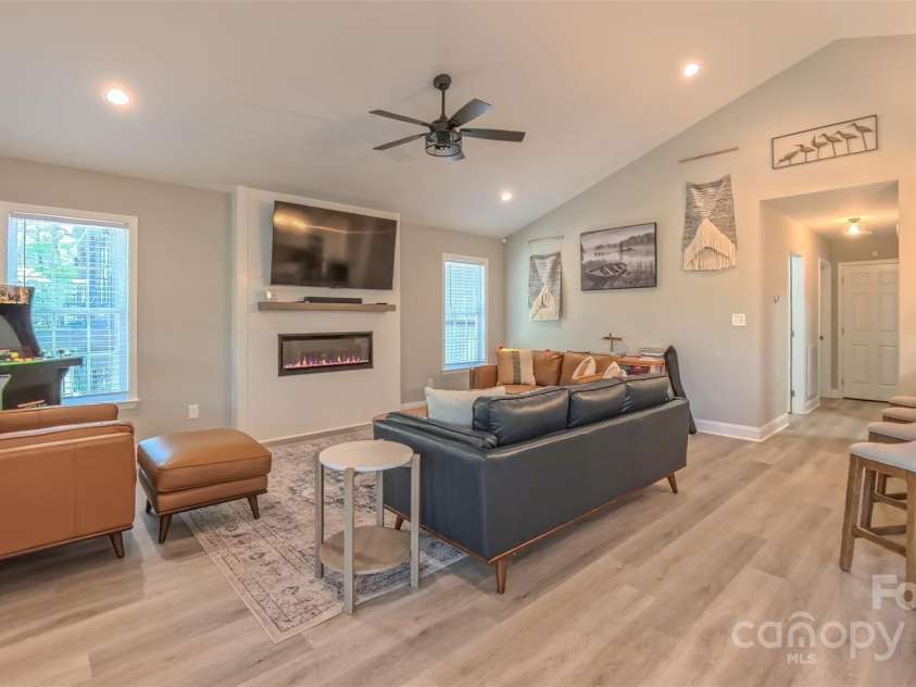 407 Capistrano Shores Boulevard, Lexington, NC 27292.  MLS# CAR4274902, YatesRealty ID 27764. 