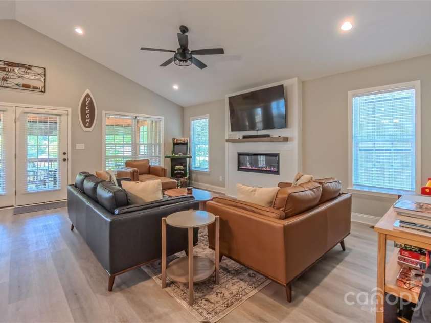 407 Capistrano Shores Boulevard, Lexington, NC 27292.  MLS# CAR4274902, YatesRealty ID 27764. 