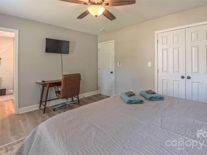 407 Capistrano Shores Boulevard, Lexington, NC 27292.  MLS# CAR4274902, YatesRealty ID 27764. 