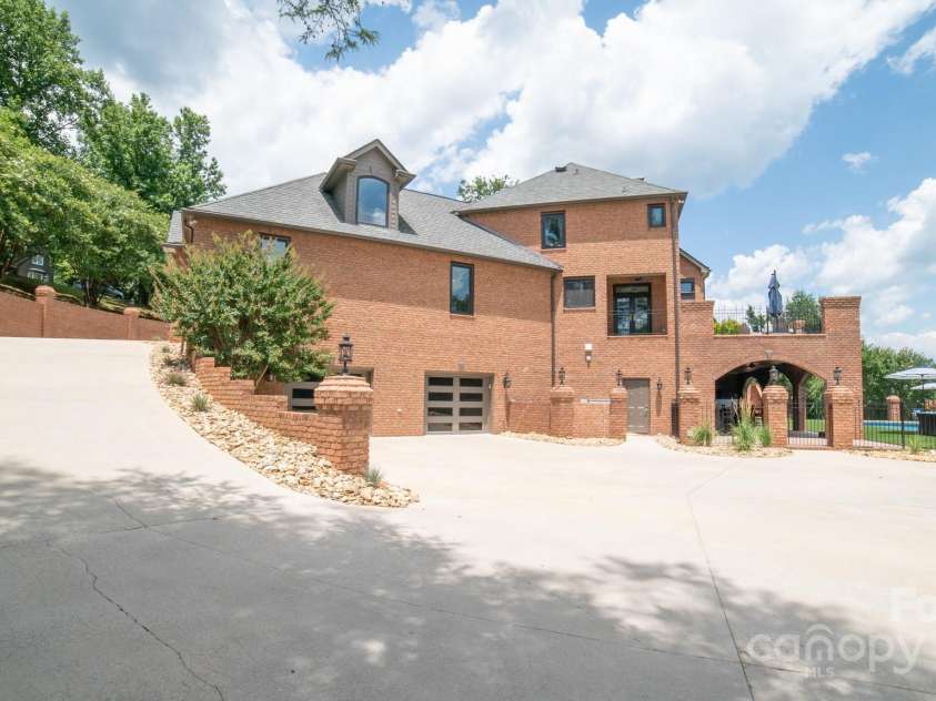 2770 Lakeview Drive, Lenoir, NC 28645.  MLS# CAR4274272, YatesRealty ID 27765. Lower Level Driveway