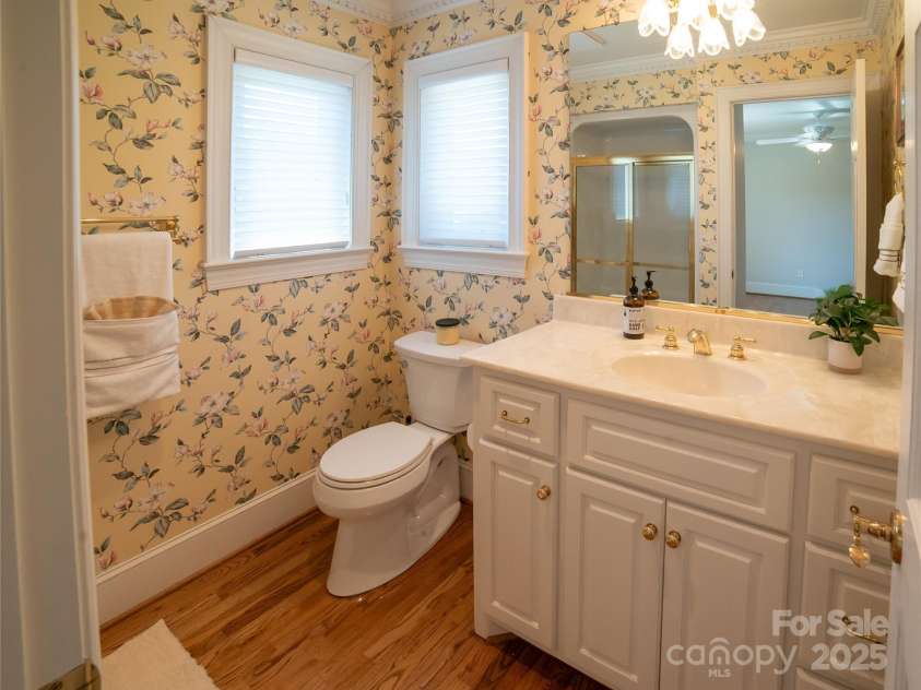 2770 Lakeview Drive, Lenoir, NC 28645.  MLS# CAR4274272, YatesRealty ID 27765. Upstairs bath