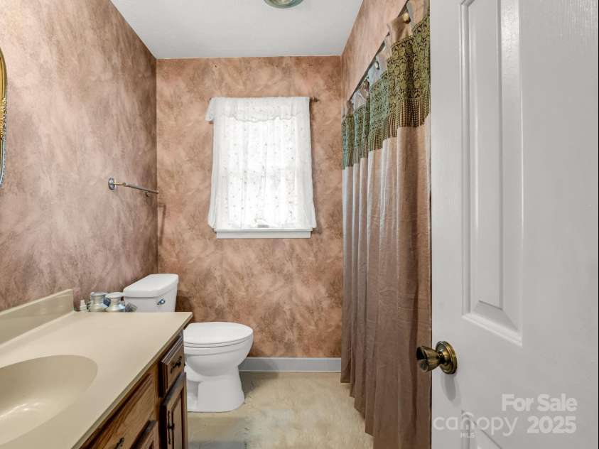 213 Raintree Drive, Hendersonville, NC 28791.  MLS# CAR4280901, YatesRealty ID 27766. Bathroom 3