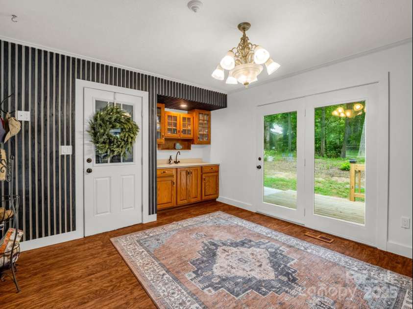 213 Raintree Drive, Hendersonville, NC 28791.  MLS# CAR4280901, YatesRealty ID 27766. Breakfast Nook Area