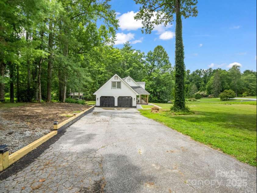213 Raintree Drive, Hendersonville, NC 28791.  MLS# CAR4280901, YatesRealty ID 27766. Nice two bay garage with room above it, also! 