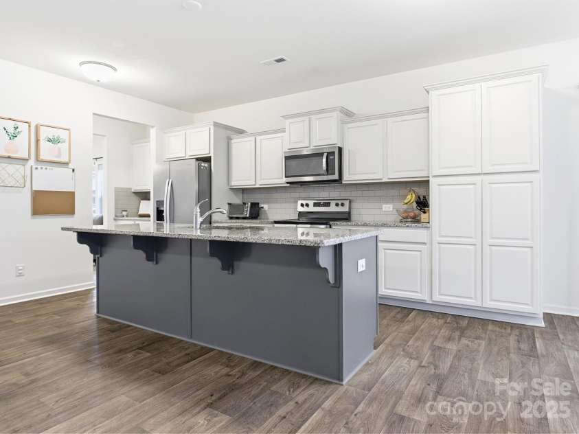 1328 Oakhurst Drive, Waxhaw, NC 28173.  MLS# CAR4332580, YatesRealty ID 2777. Beautiful Chef's Kitchen